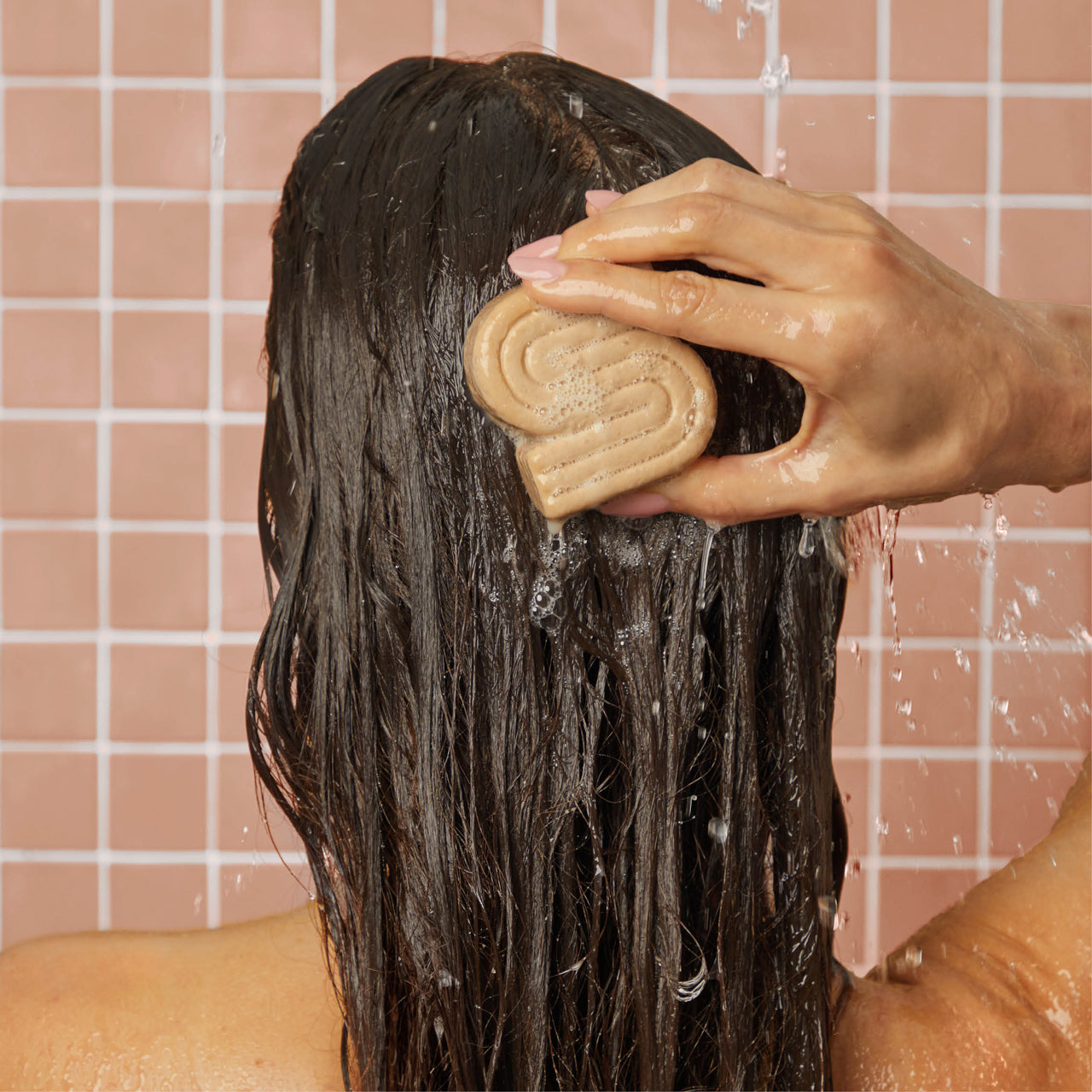 4938-CoconutOilSolidShampoo-Model-BottleFreeBeauty-DeepMoisturizing-Opt2-1280x1280px.jpg