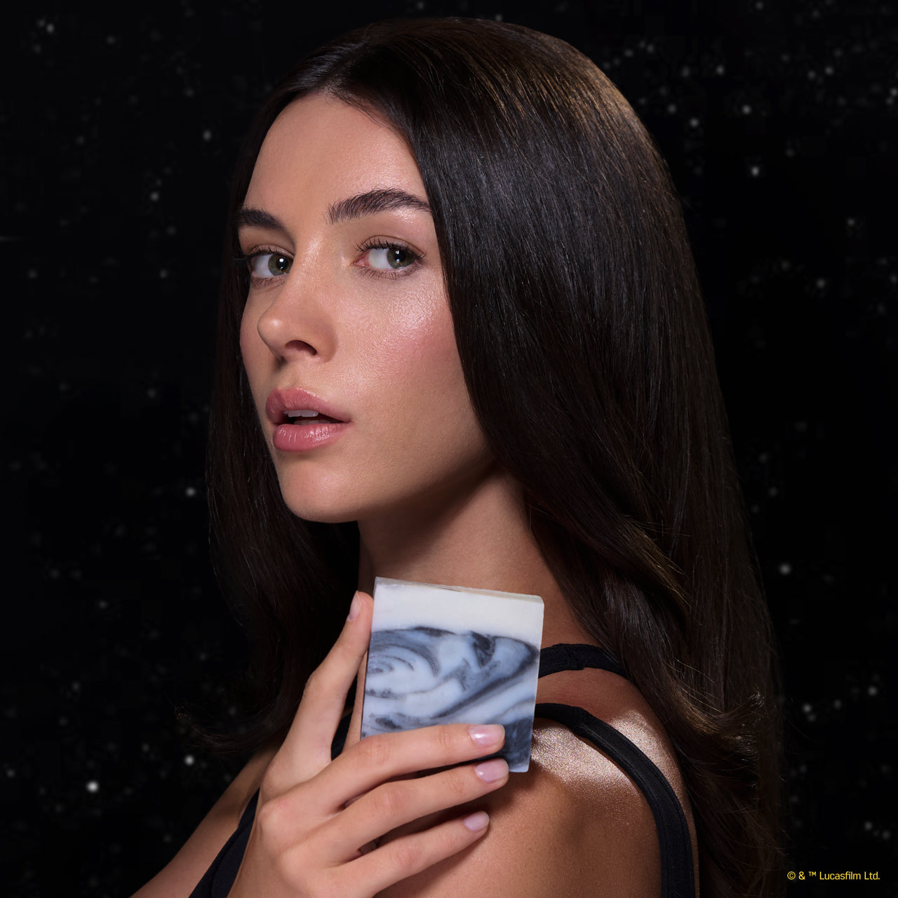 504537-StarWarsxKitsch-SheaButterMoisturizingBodyWash-StormtrooperSwirl-Model-2-1280x1280px-2.jpg